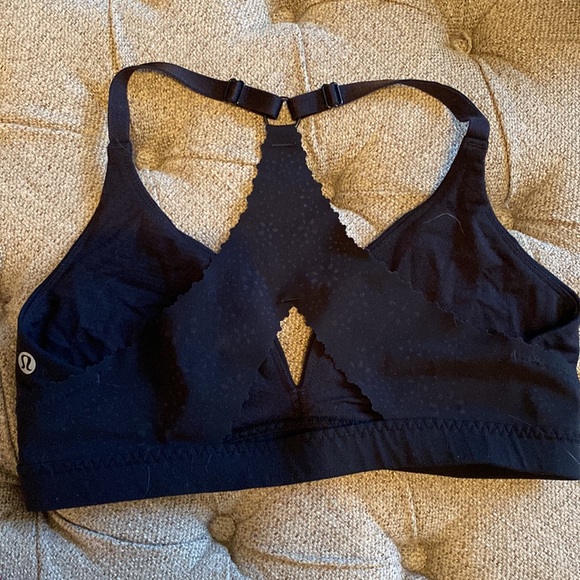 Lululemon bra in black barely worn - Picture 2 of 4